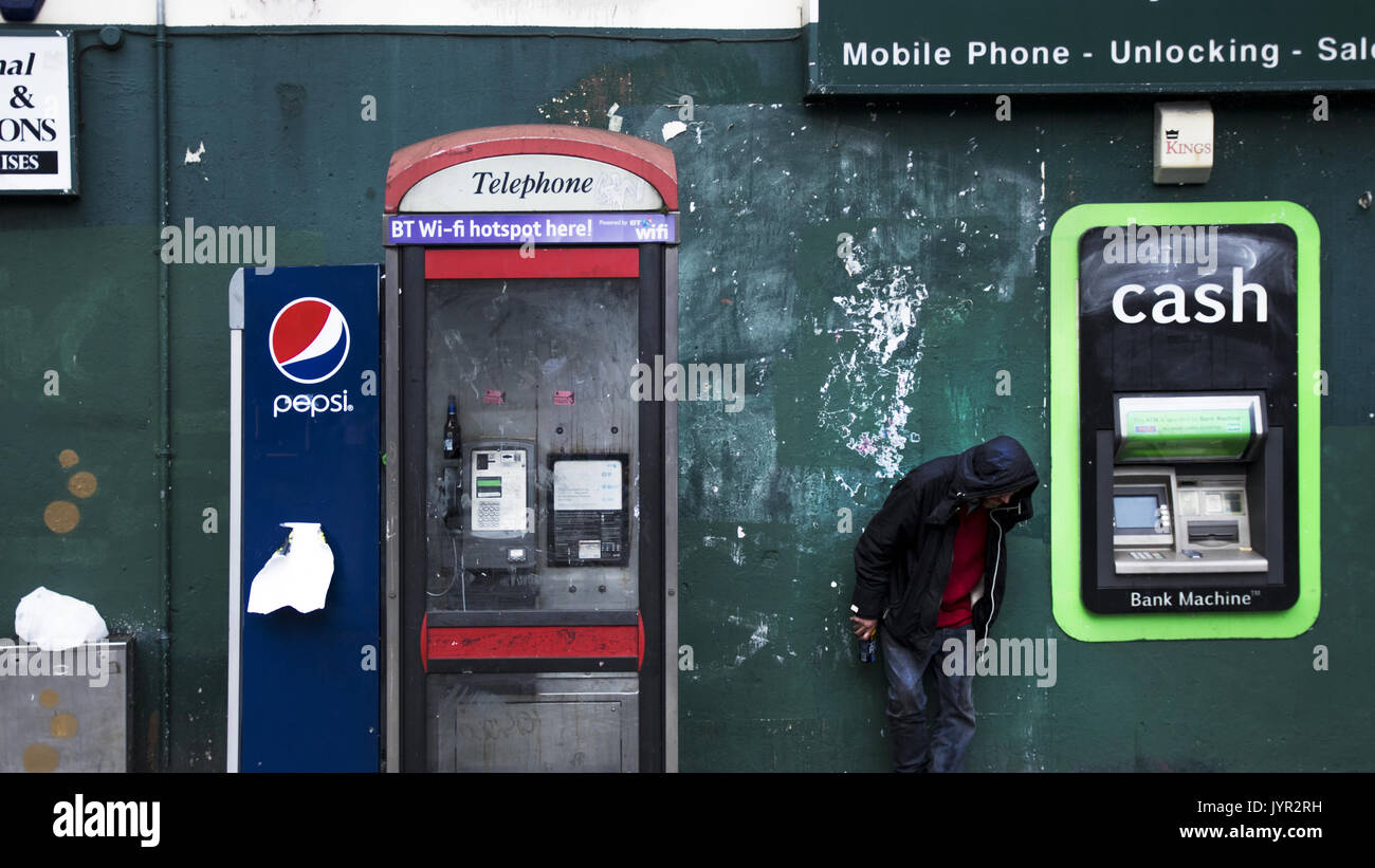 Betrunkener Mann gegen die Wand in London, UK. Stockfoto