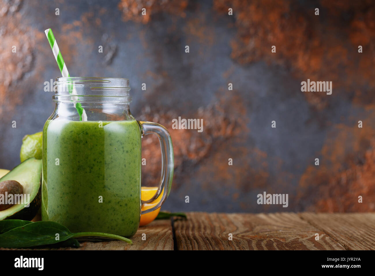 Smoothies von Avocado, Orange, Limette und Spinatblätter mit Platz für Text Stockfoto