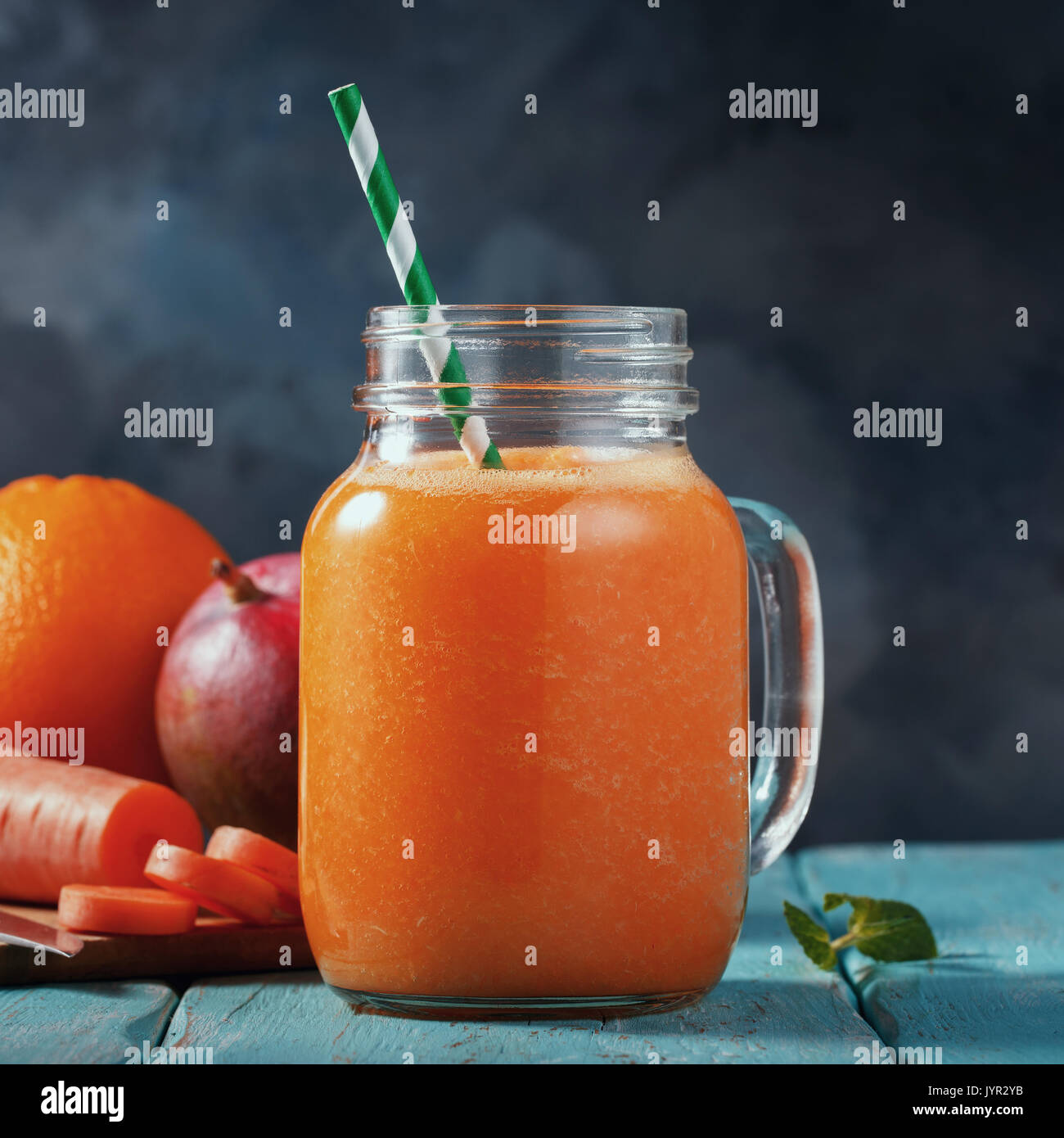 Smoothies von Mango, Orange, Karotte mit Platz für Text Stockfoto