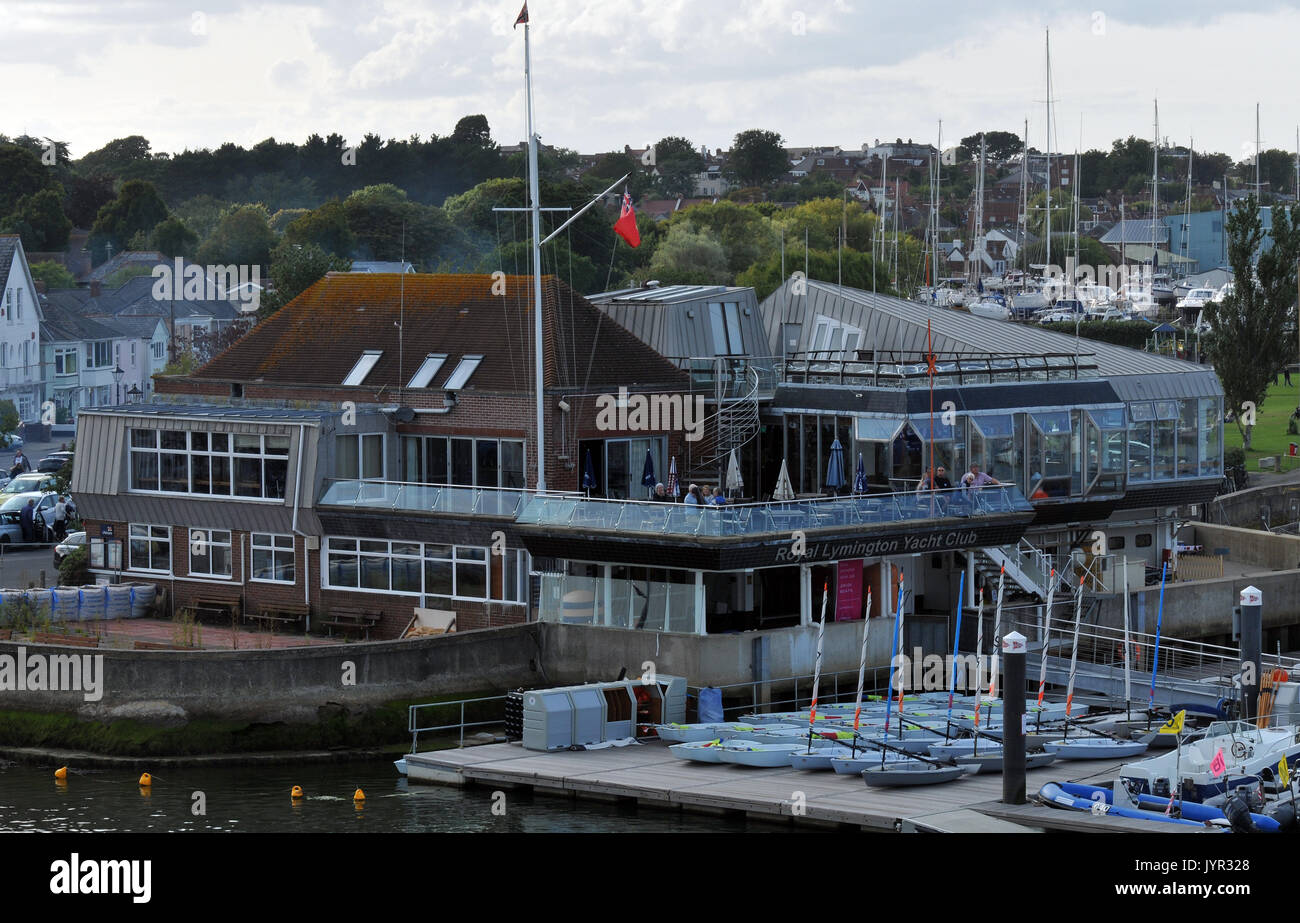 Yachten und Boote auf dem Fluss in der Nähe der Royal lymington lymington Yacht Club sailing boating Mündung Ansätze für lymington Hafen und Marinas Schlafplätze Stockfoto