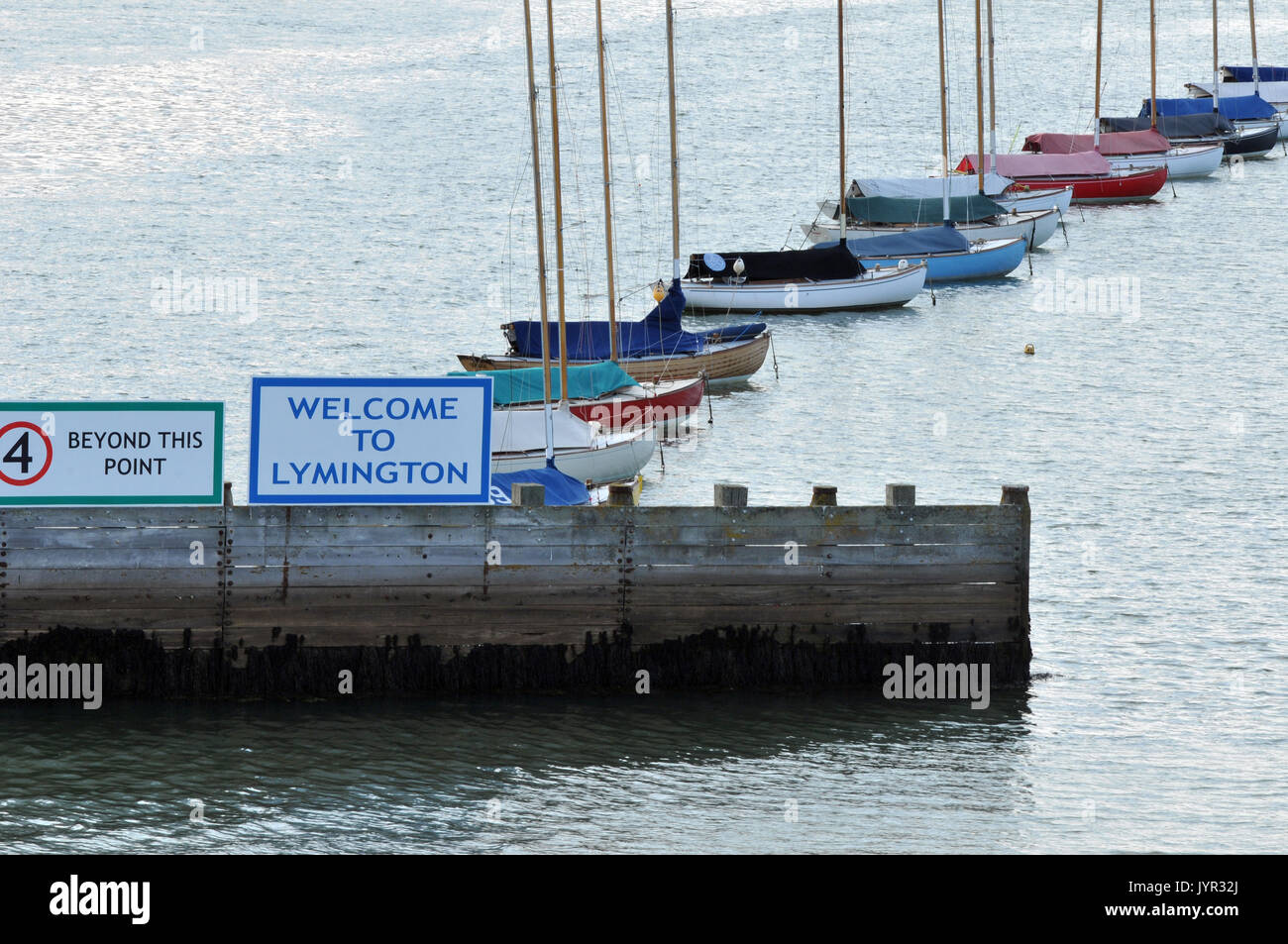 Yachten und Boote auf dem Fluss in der Nähe der Royal lymington lymington Yacht Club sailing boating Mündung Ansätze für lymington Hafen und Marinas Schlafplätze Stockfoto