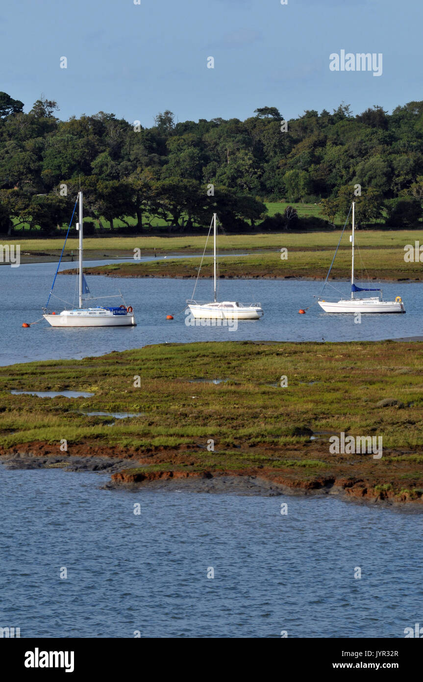 Yachten und Boote auf dem Fluss in der Nähe der Royal lymington lymington Yacht Club sailing boating Mündung Ansätze für lymington Hafen und Marinas Schlafplätze Stockfoto