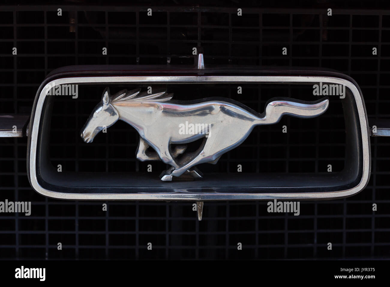 Der Ford Mustang Logo repräsentiert einen silbernen Pferd mit einem  schwarzen Hintergrund. Es ist ein amerikanisches Auto Marke Stockfotografie  - Alamy