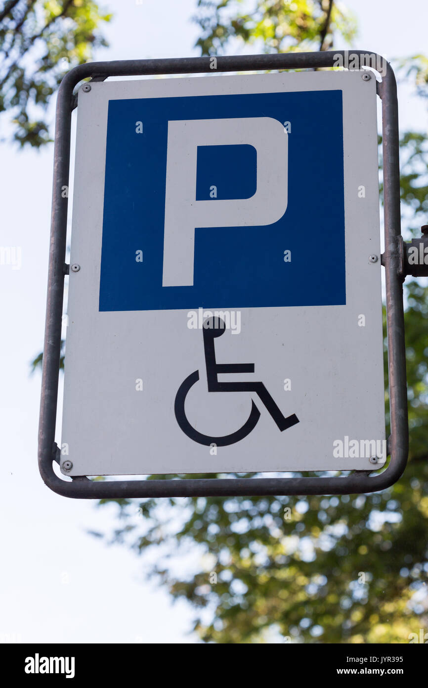 Straßenverkehr Panel, mit dem Behinderte in diesem Parkplatz zu parken. Stockfoto