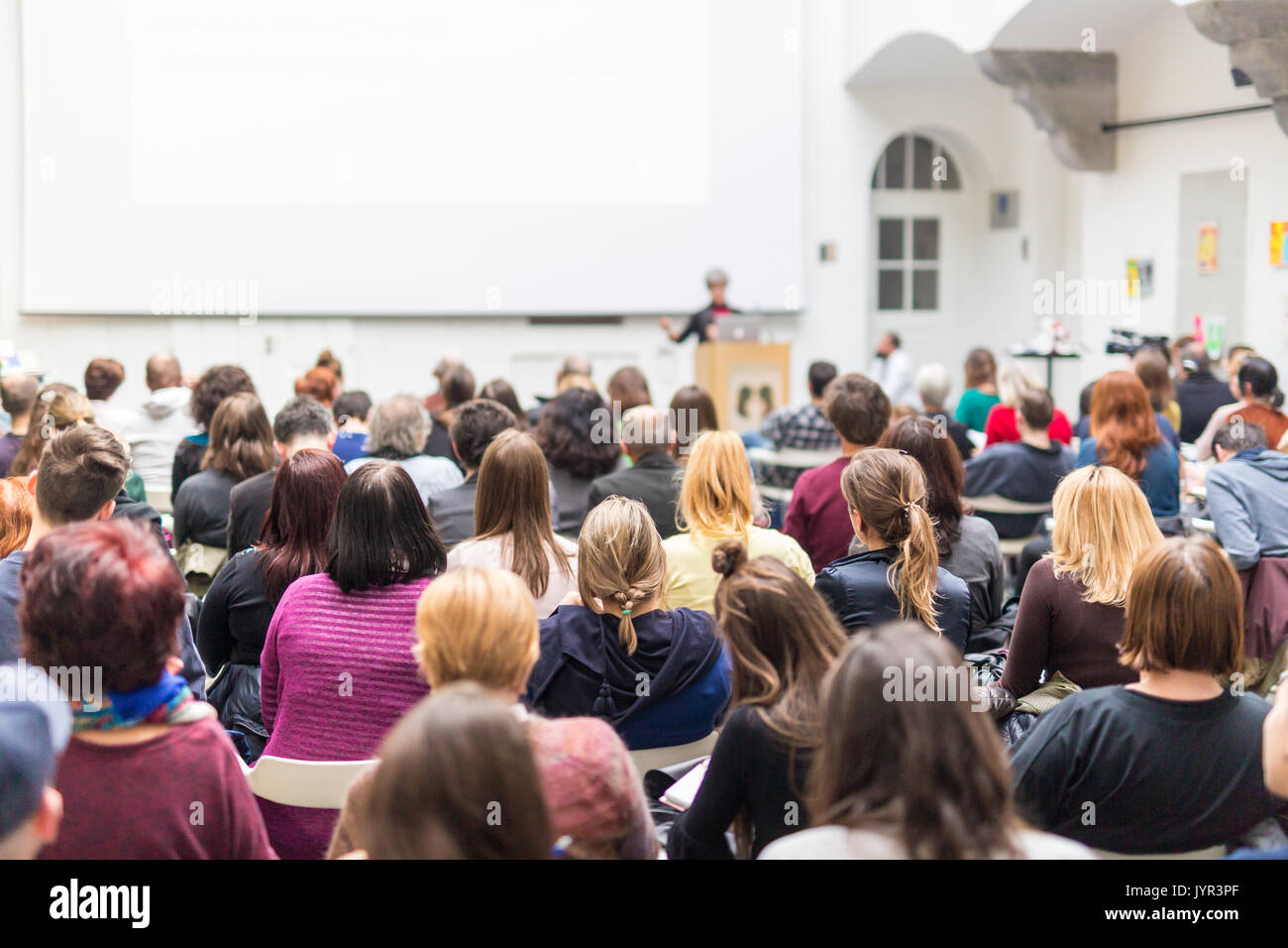 Frau hält Vortrag über Business-Konferenz. Stockfoto