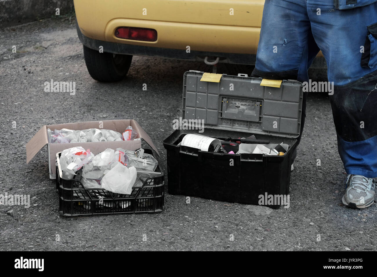 Service Mann Beine Tragen von Schutzkleidung und offenen Werkzeugkästen, Outdoor 7/8-Foto Stockfoto