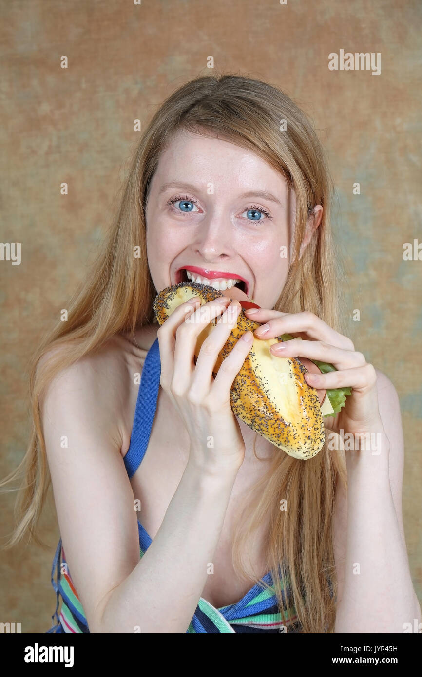Junge blonde Mädchen gesund essen leckeres Sandwich Stockfoto