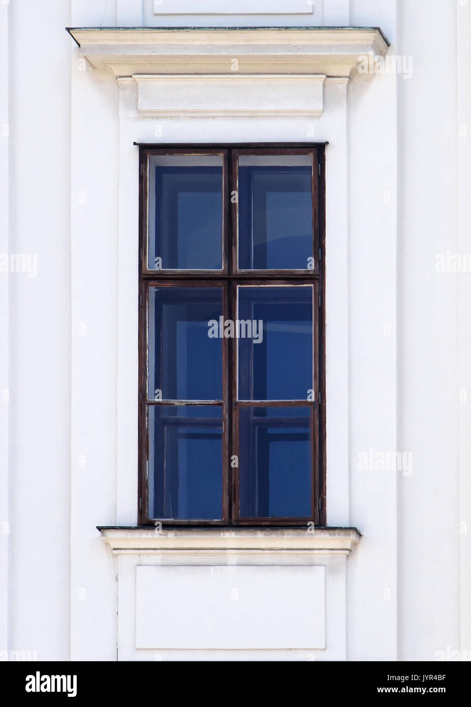 Alten retro geschlossenes Fenster auf weißen Fassade Stockfoto