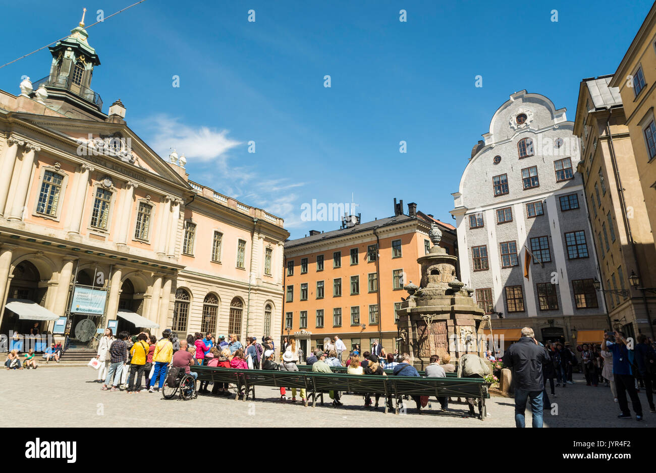 Blick auf Platz Stortorget in Gamla Stan (Altstadt), Stockholm, Schweden mit Nobel Museum und Bibliothek in der ehemaligen Börse Gebäude Stockfoto