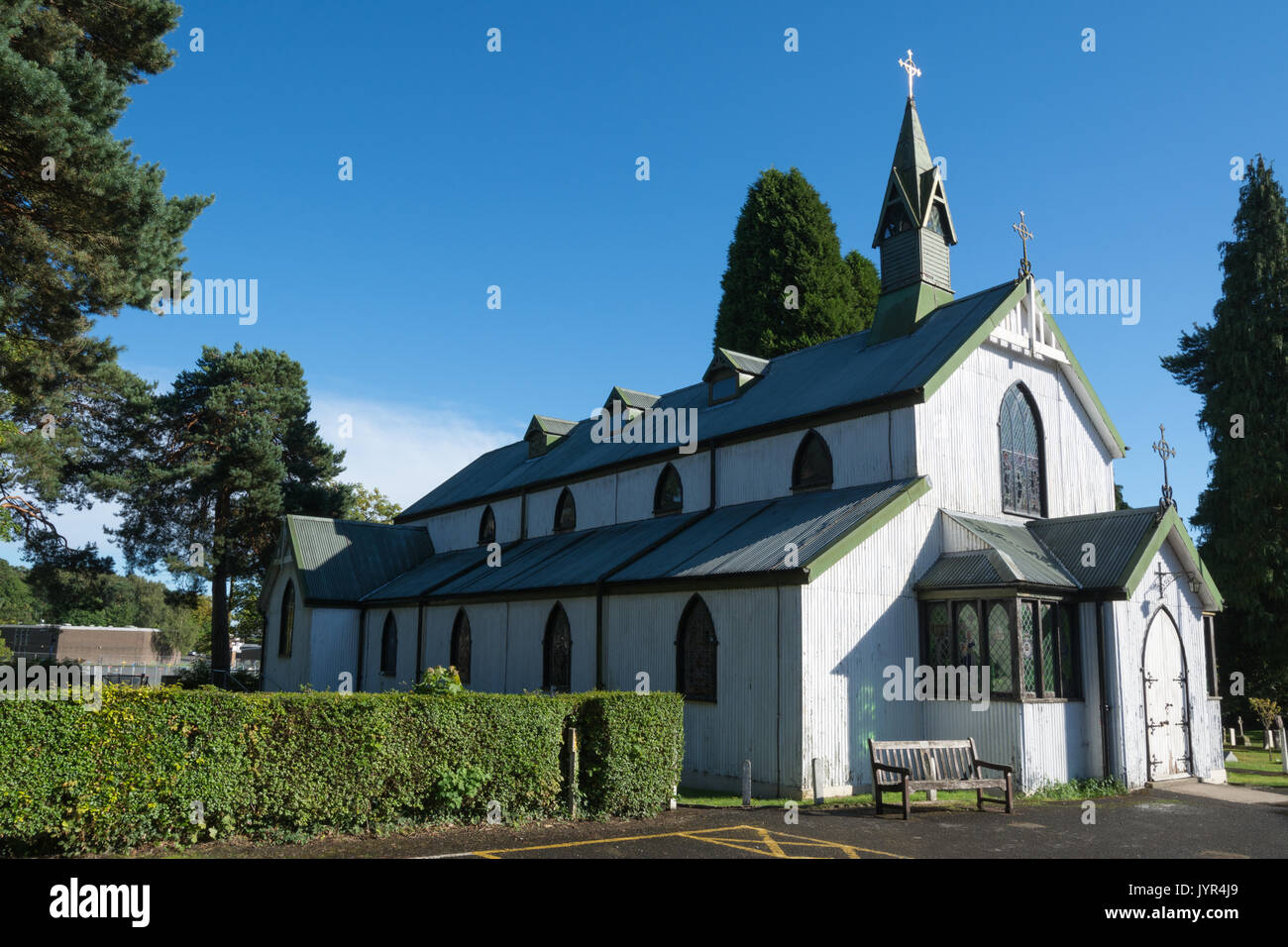 St. Barbara die Garnisonkirche bei Deepcut in Surrey, UK, mit blauem Himmel. Stockfoto