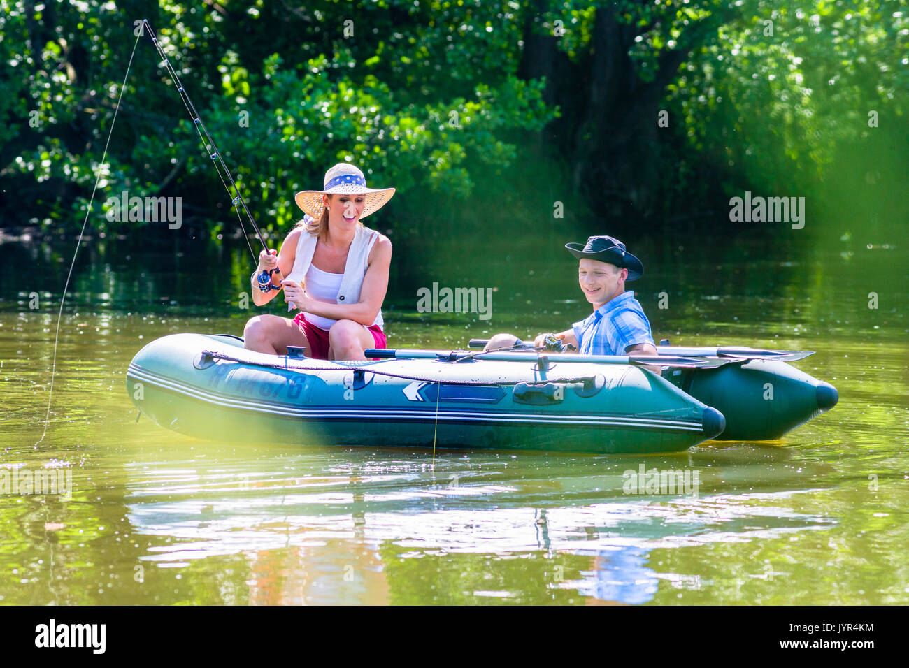 Angeln auf gummiboot Fotos und Bildmaterial in hoher Auflösung Alamy