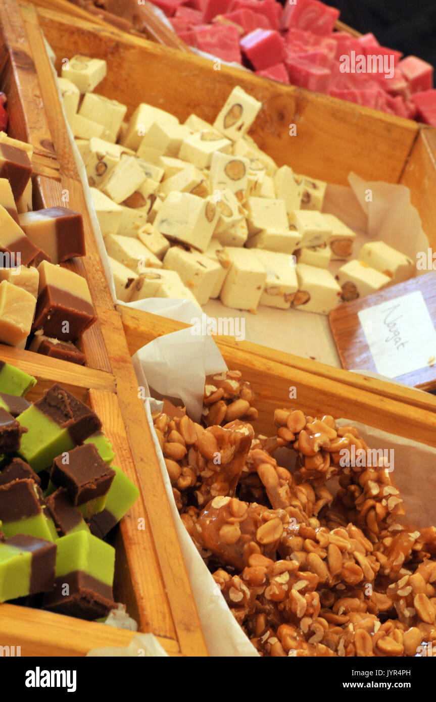 Fudge und Süßwaren für den Verkauf auf dem Display auf einer Messe der Knoblauch Festival süße Leckereien Süßigkeiten Süßigkeiten und Konfekt aus zuckerhaltigen Genuss Stockfoto