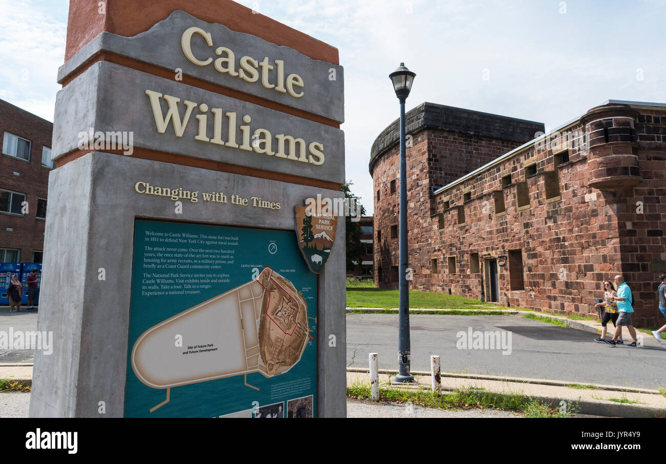 Zeichen vor der Fassade von Schloss Williams, Governors Island, New York City, USA Stockfoto