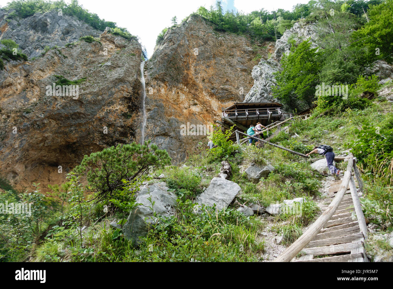 Rinka Wasserfall mit Eagles Nest Aussichtspunkt in logar - Logarska Tal, Slowenien ist ein beliebtes Wanderziel in den Alpen Stockfoto