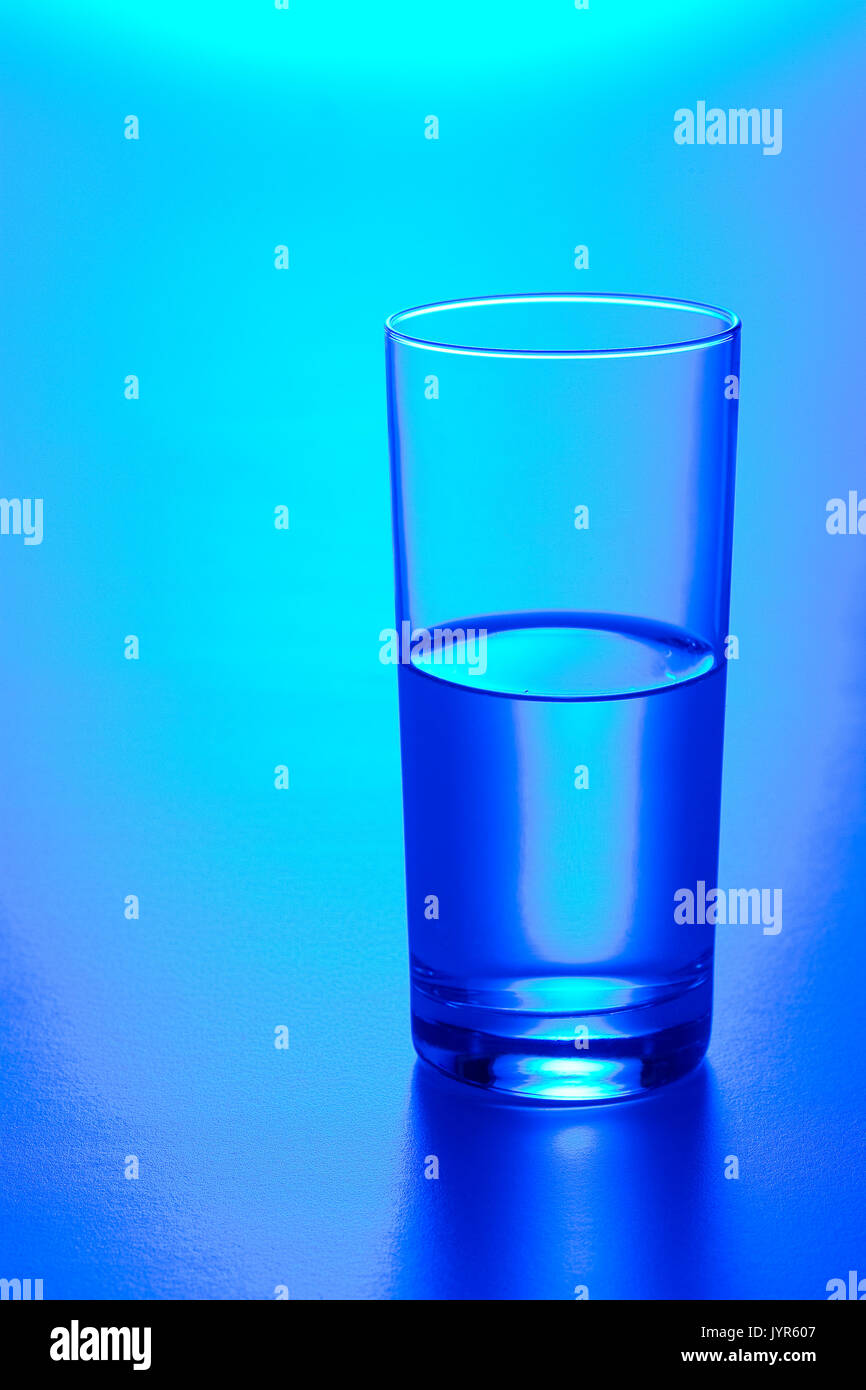Ist das Glas halb voll oder halb leer? Stockfoto