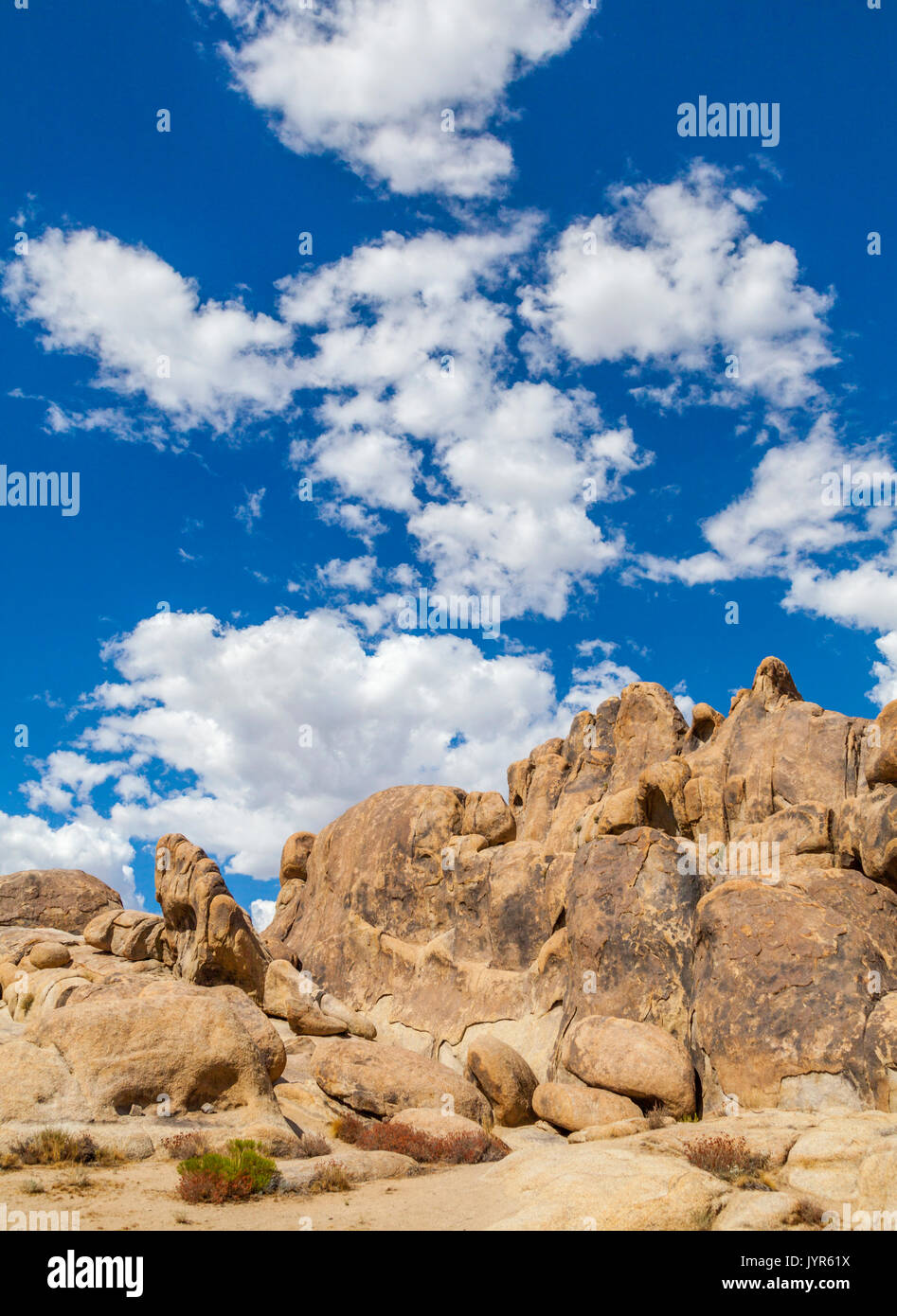 Dramatische wolkenbildung wie Runner über Alabama Hills National Recreation Area in Lone Pine, Kalifornien geformt Stockfoto