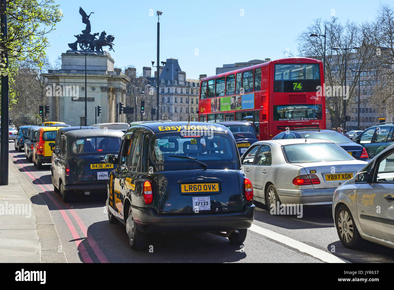 Der Verkehr auf der Piccadilly am Hyde Park Corner, Westminster, London, Greater London, England, Vereinigtes Königreich Stockfoto