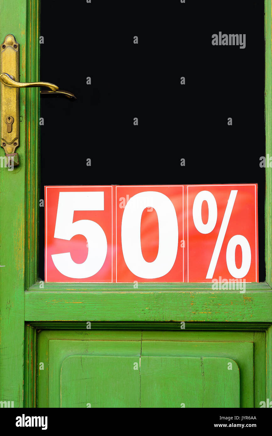 Rabatt Verkauf Zeichen auf alten grünen Tür Stockfoto