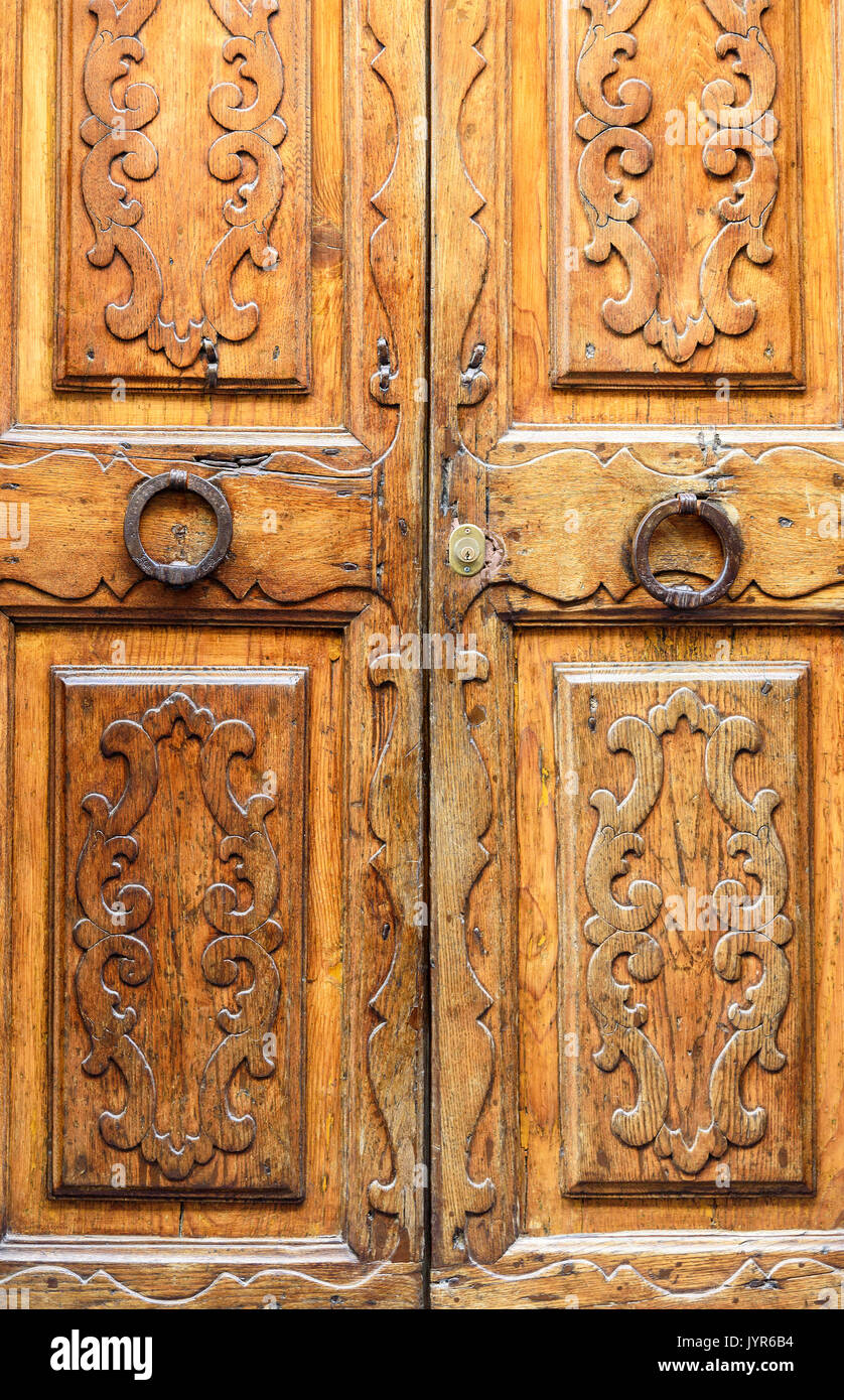 Antike hölzerne Tür mit Inlay Stockfoto
