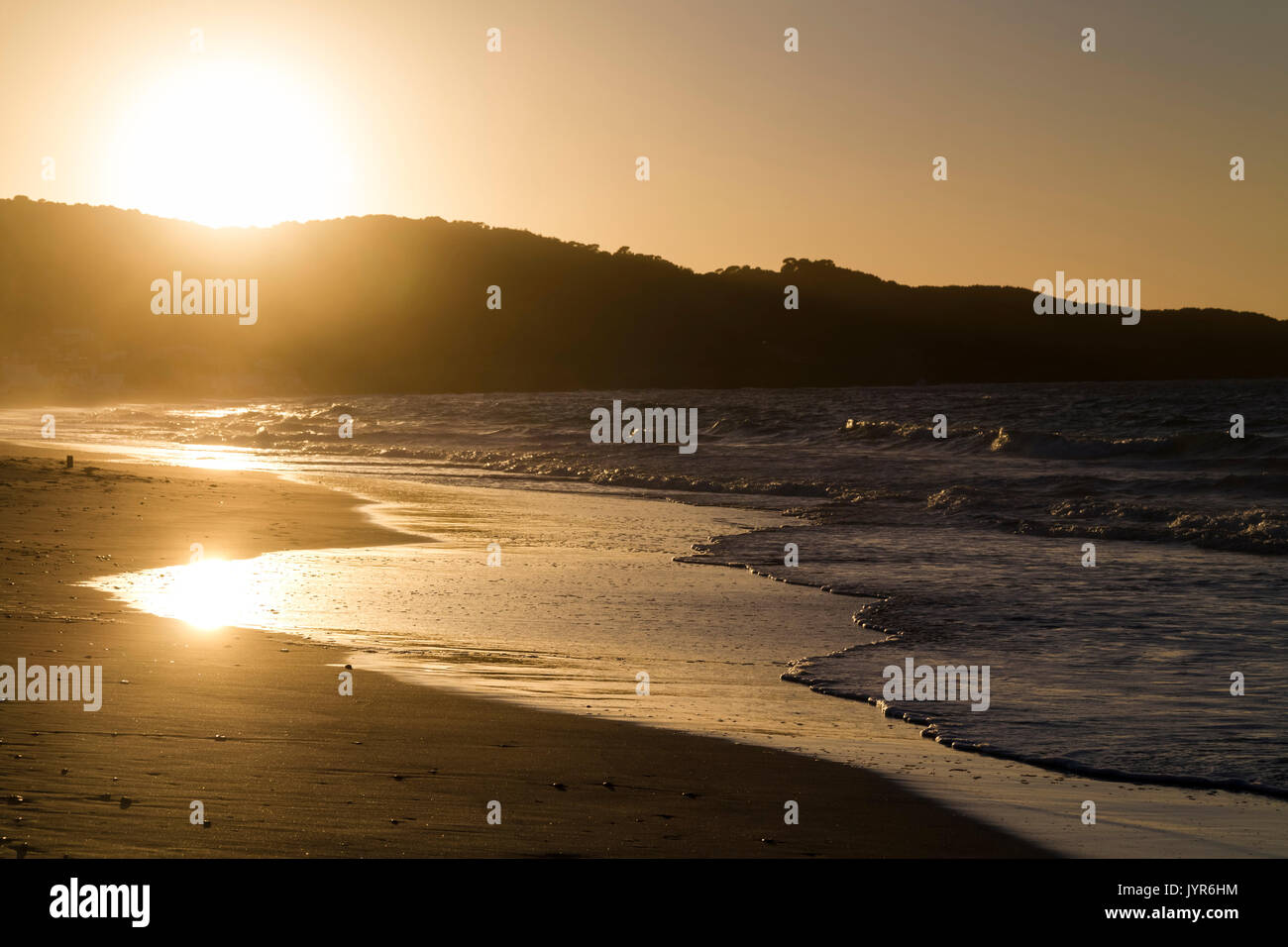 Sonnenuntergang über dem Strand von Platamona, Sassari, Provinz Sassari, Sardinien, Italien, Europa. Stockfoto
