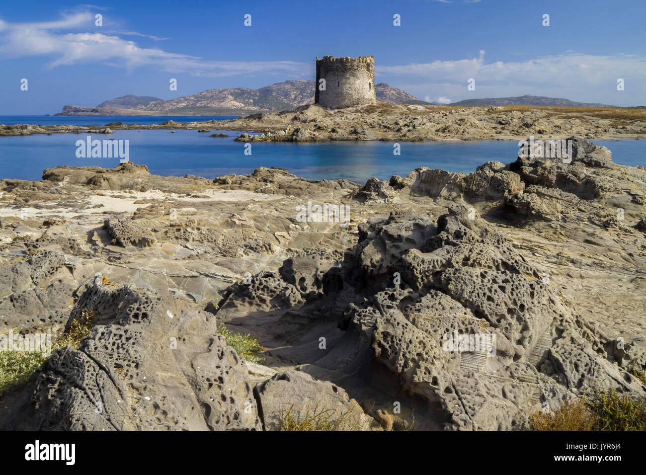 Blick auf La Pelosa alter Turm und Strand in Stintino, Provinz Sassari, Sardinien, Italien, Europa. Stockfoto