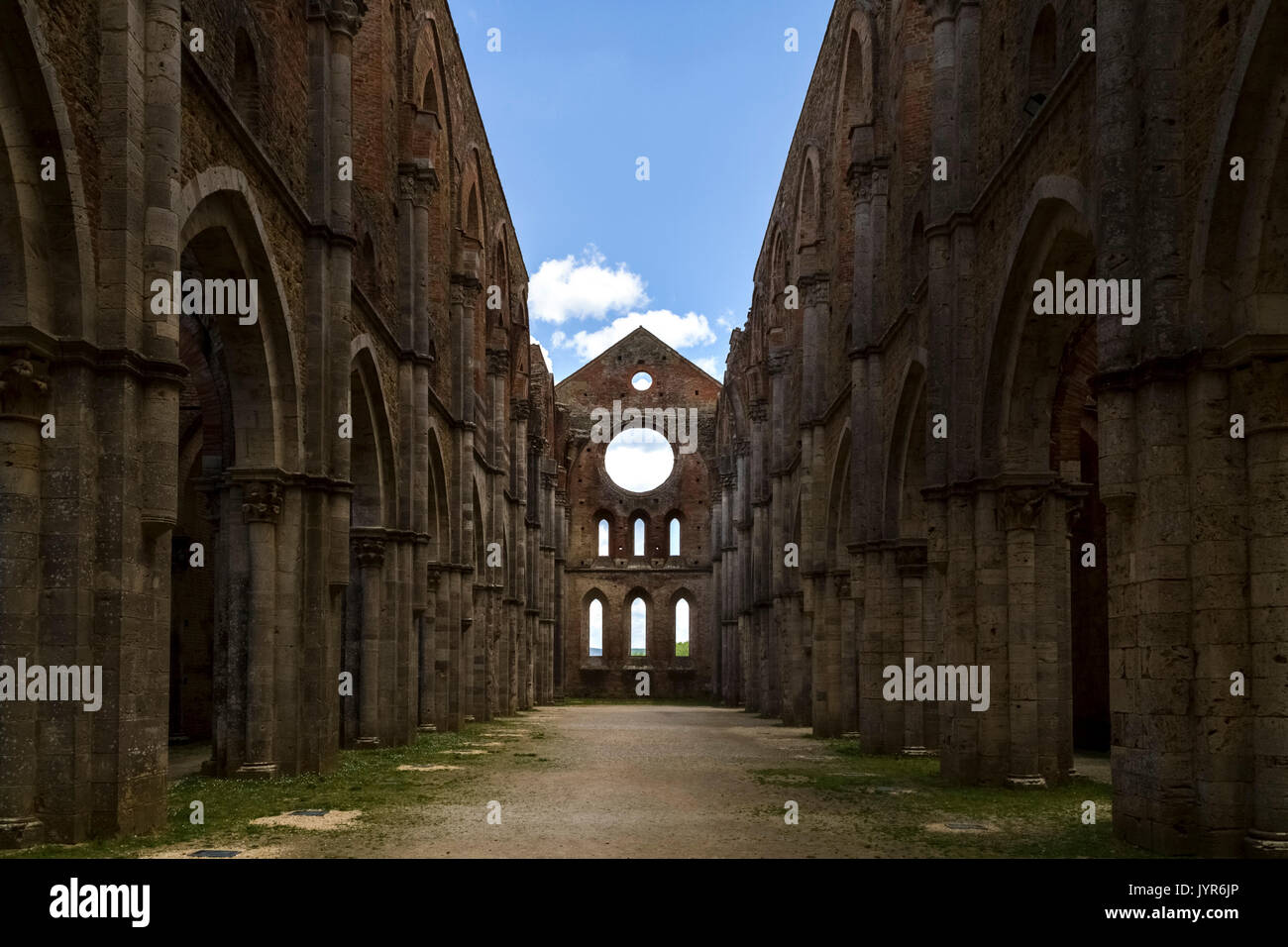 Blick auf die Obdachlosen Zisterzienser Abtei San Galgano, in der Nähe von Chiusdino, Siena, Toskana, Italien. Stockfoto