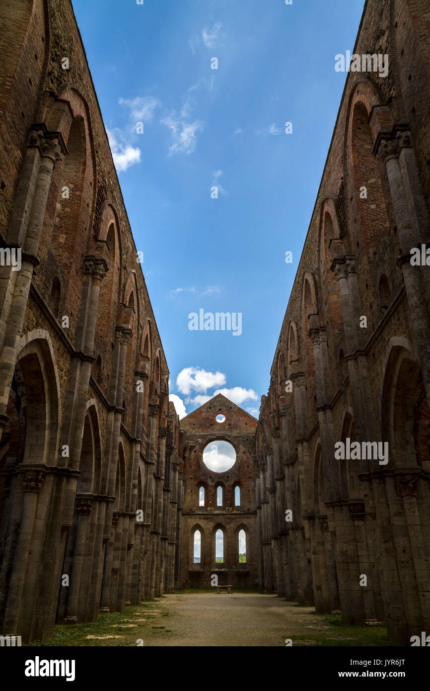 Blick auf die Obdachlosen Zisterzienser Abtei San Galgano, in der Nähe von Chiusdino, Siena, Toskana, Italien. Stockfoto