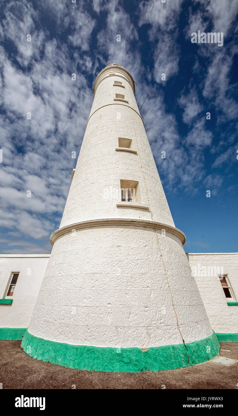 Nash Point Lighthouse fotografiert von unten, Glamorgan Heritage Coast South Wales Stockfoto