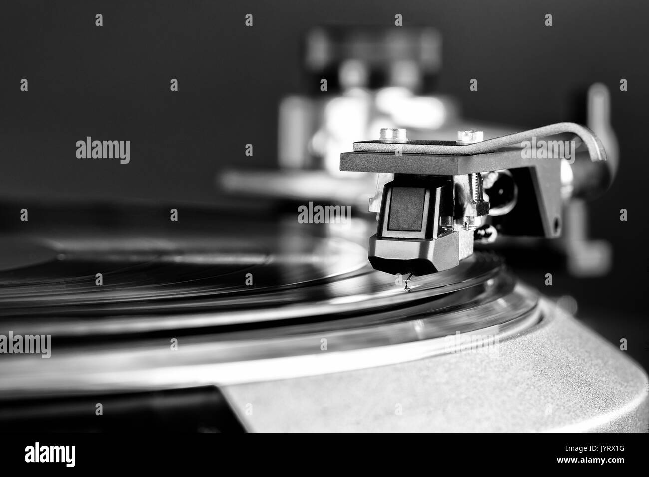 Plattenspieler mit Schwarz hi-fi Headshell Cartridge in Aktion, dj, Audio Stockfoto