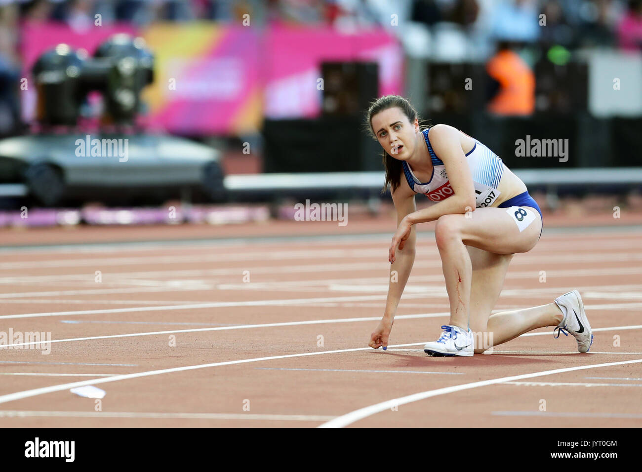 Laura Muir (Großbritannien) mit Blut läuft Ihr Bein eine Verletzung ab, nachdem er in der 5000 m Frauen Hitze 1 am 2017, Leichtathletik-WM, Queen Elizabeth Olympic Park, Stratford, London, UK. Stockfoto