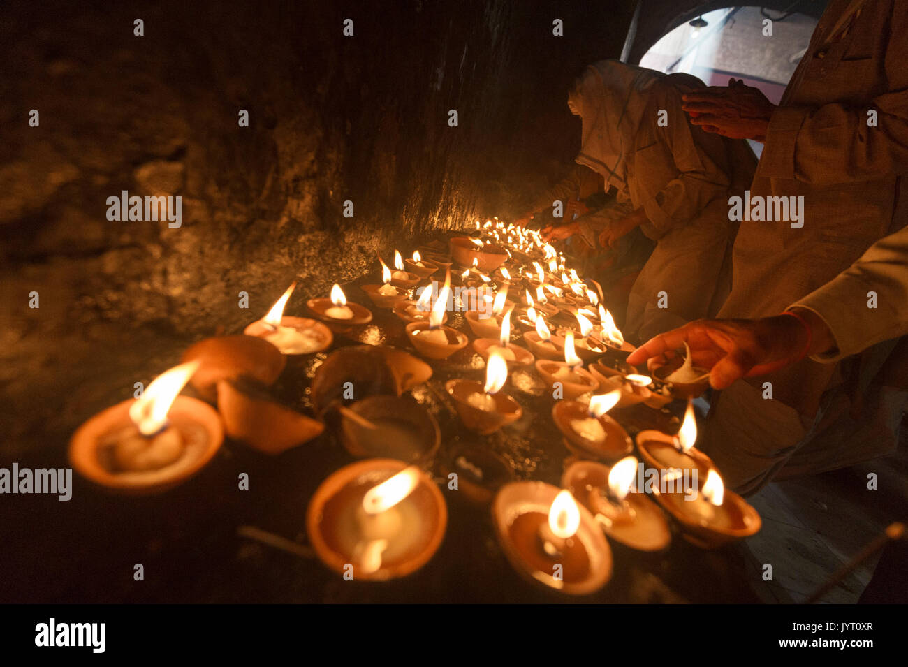 Vrindavan, Uttar Pradesh, Indien, Asien. Kerzen und widmet sich in Banke Bihari Temple. Stockfoto