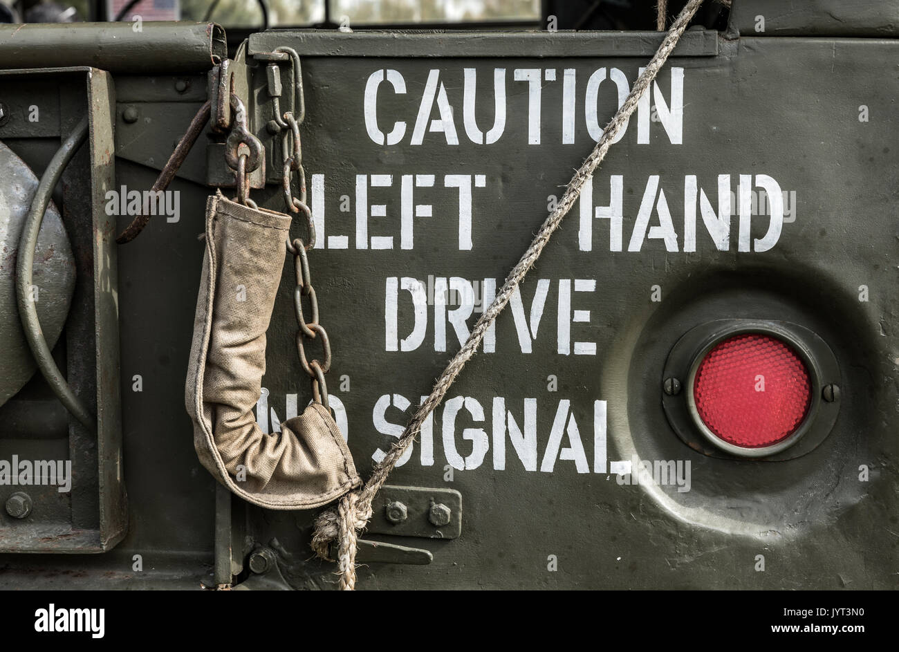 'Achtung Linksverkehr Kein Signal" an der Rückseite eines militärischen Fahrzeug Stockfoto