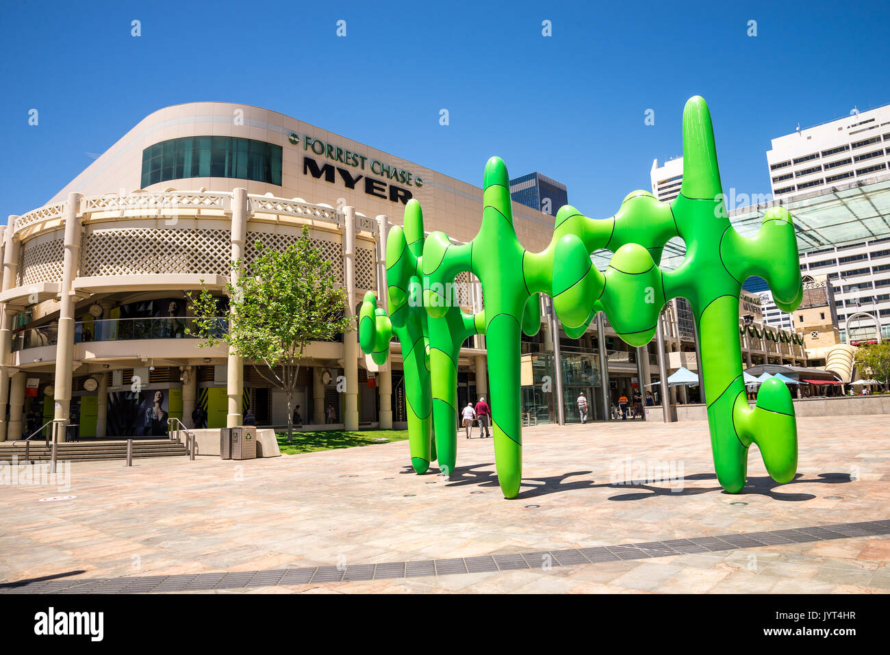 Grüne abstrakte Kunst Statue vor Forrest Chase Myer Shop an Forrest Road, Perth, Western Australia Stockfoto