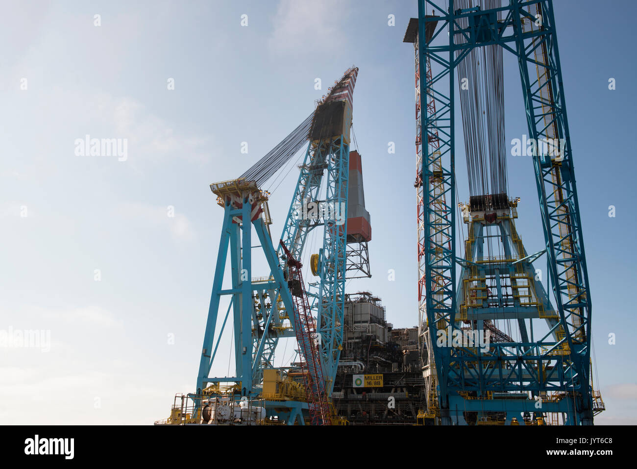 Der Kran auf dem Saipem S7000 Anheben einer Bohrturm aus der BP Miller Öl- und Gasplattformen in der Nordsee. Credit: LEE RAMSDEN/ALAMY Stockfoto