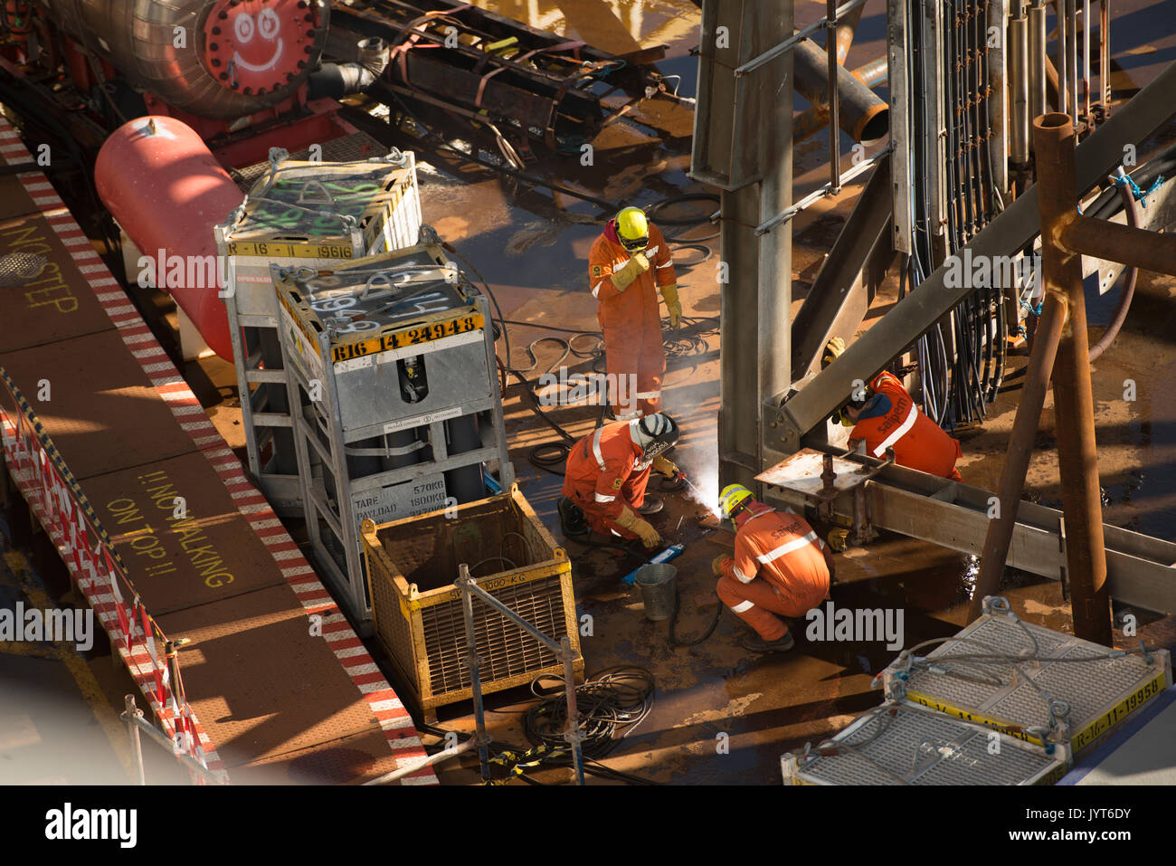Schweißer zur Festsetzung einer Struktur auf dem Deck des Saipem S7000 schweres Schiff. Credit: LEE RAMSDEN/ALAMY Stockfoto