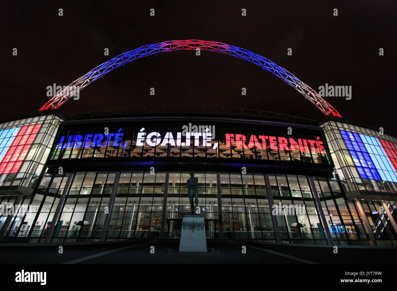 Als Zeichen der Solidarität mit Frankreich und die Franzosen nach den Terroranschlägen in Paris, iconic Arch ist das Wembley Stadion in der Tricolore lit Stockfoto
