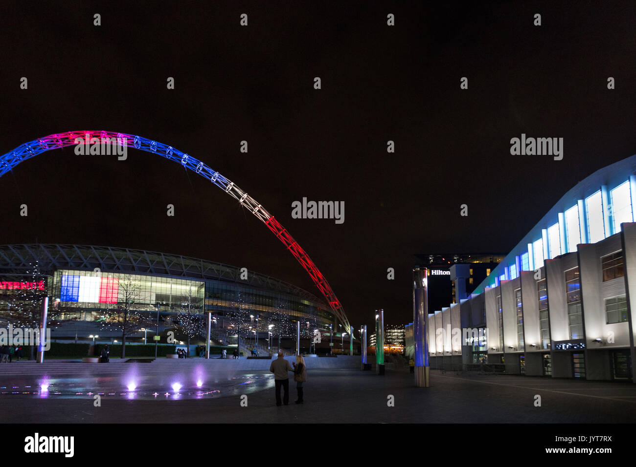 Wembley Stadium Arch leuchtet blau, weiß und rot, die Farben der Trikolore in Solidarität mit Frankreich Stockfoto