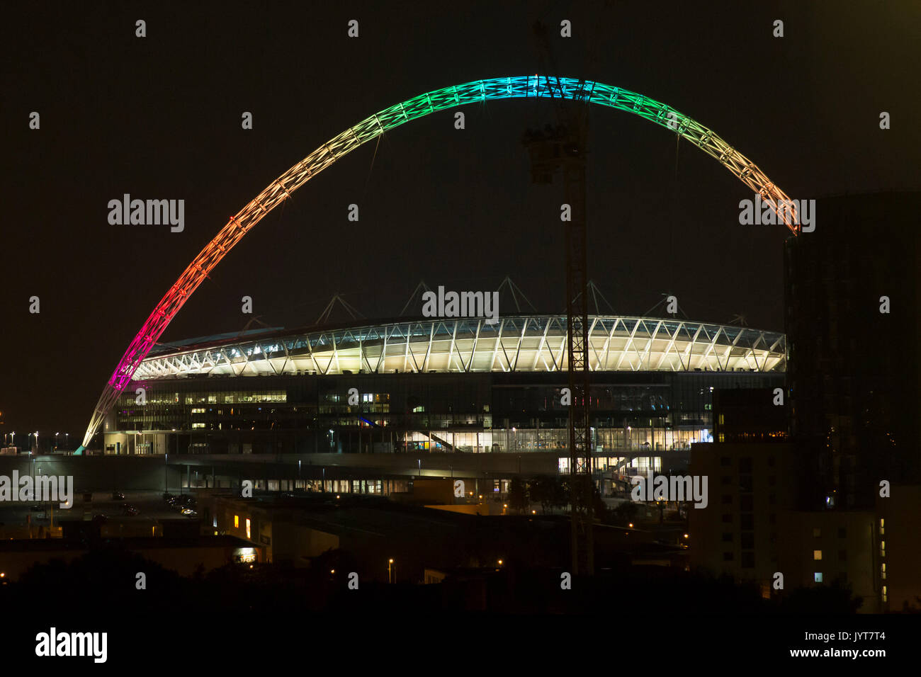 Iconic arch ist Wembley National Stadium lit Regenbogenfarben Stockfoto