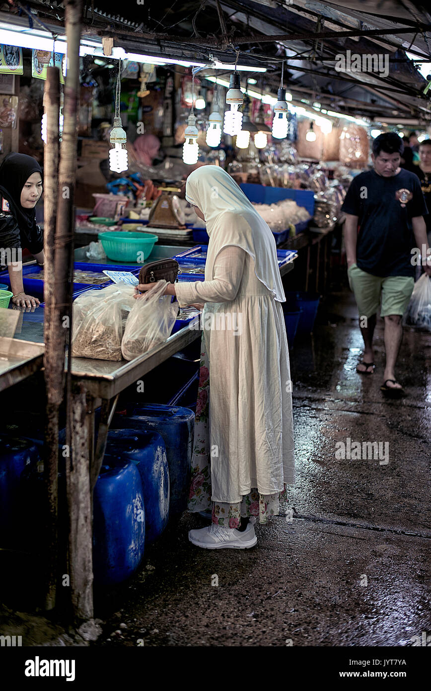 Muslimische Frau shopping in Thailand Markthalle das Tragen eines traditionellen weißen Burka. Südostasien Stockfoto