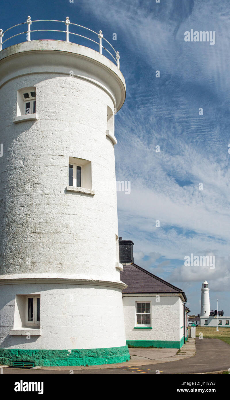Die beiden Nash Point Leuchttürme an der Glamorgan Heritage Coast in Südwales Stockfoto