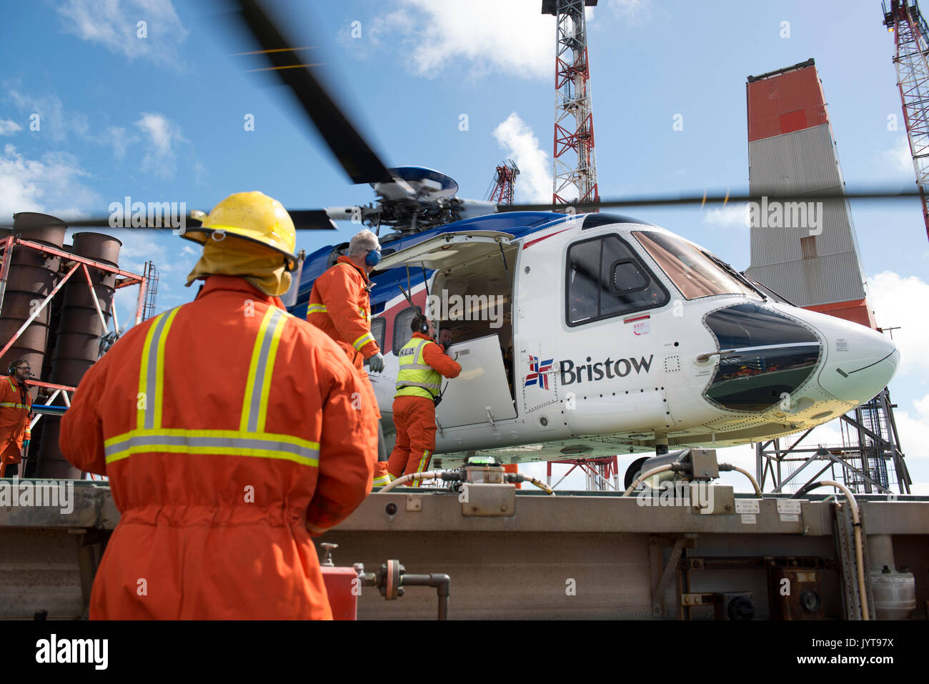 Bristow Hubschrauber, Landung auf einer Nordsee Öl- und Gasplattformen. Helideck Team, Controlling während Passagiere aussteigen. Credit: LEE RAMSDEN/ALAMY Stockfoto