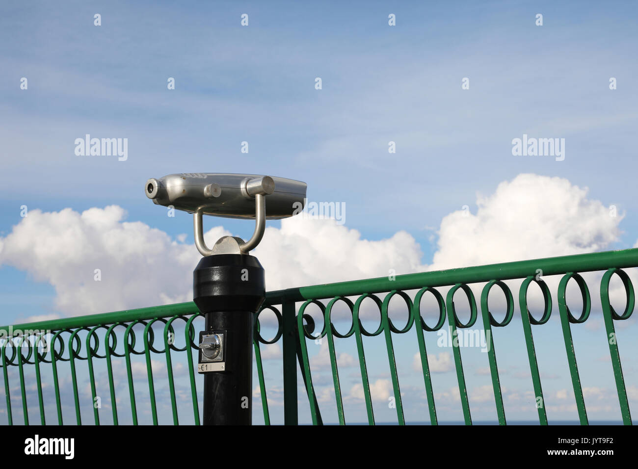 Münz-spy anzeigen Maschine gegen bewölkter Himmel Stockfoto