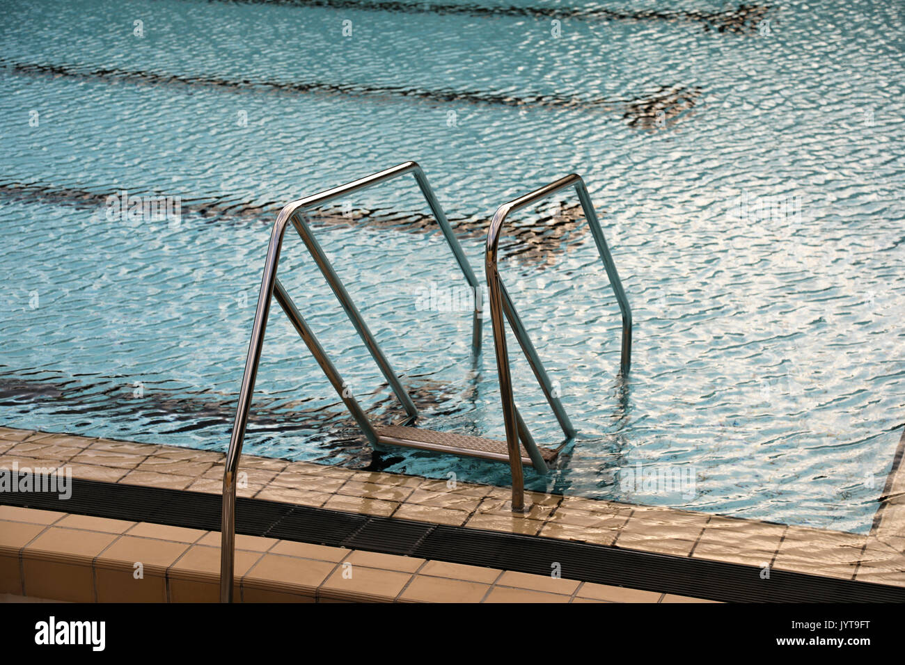 Stahl Treppen mit Geländer in den Swimmingpool Stockfoto