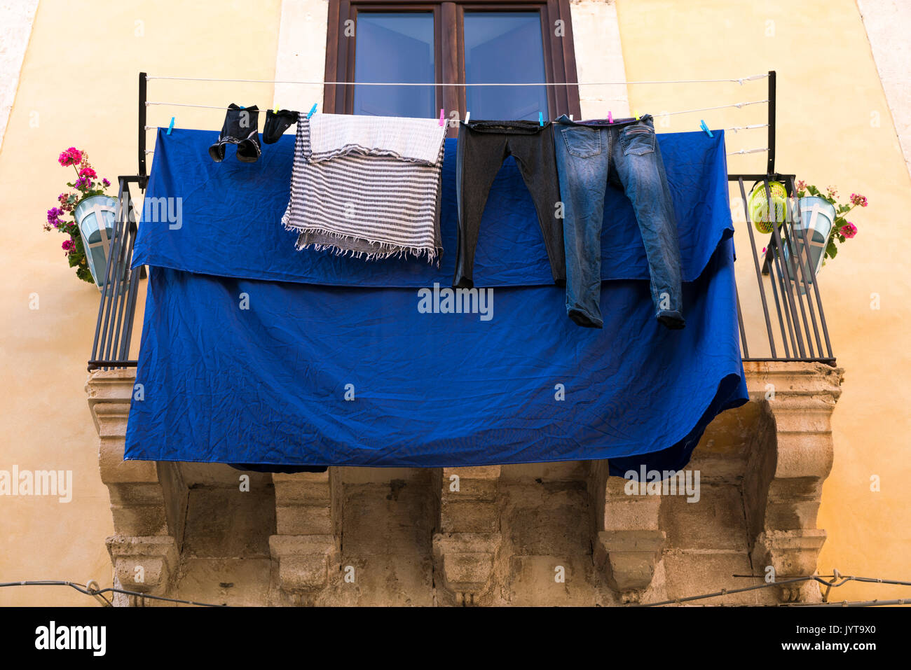 Balkon mit bunten Waschen trocknen auf der Insel Ortigia, Syrakus, Sizilien Stockfoto