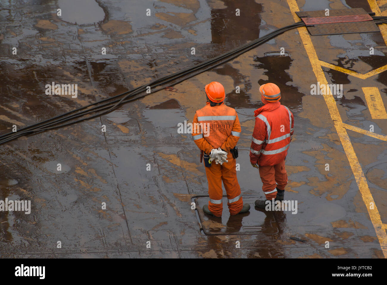 Zwei Saipem Mitarbeiter auf dem Deck des Saipem S7000 schweres Schiff. Credit: LEE RAMSDEN/ALAMY Stockfoto