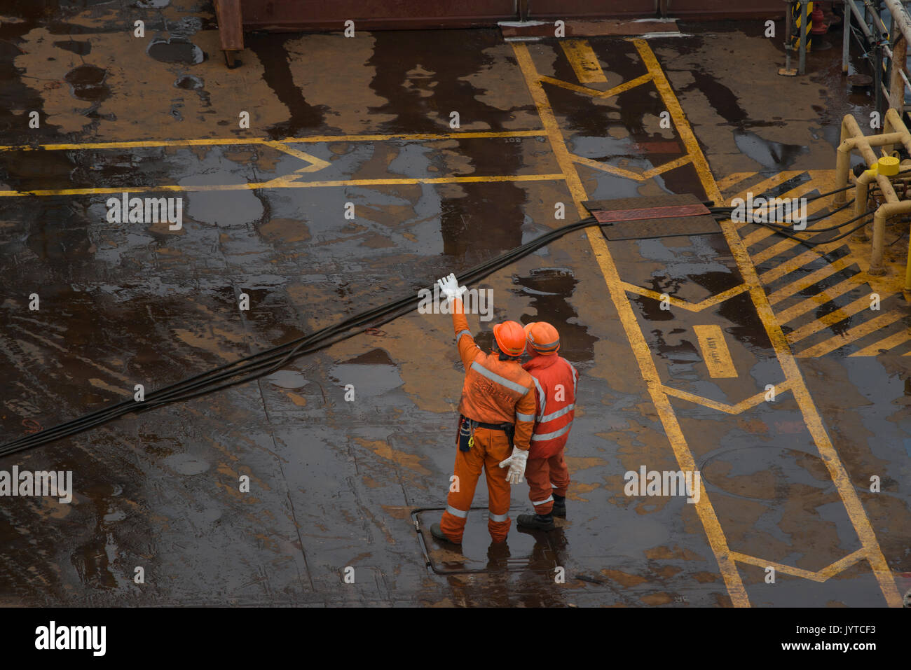 Zwei Saipem Mitarbeiter auf dem Deck des Saipem S7000 schweres Schiff. Credit: LEE RAMSDEN/ALAMY Stockfoto