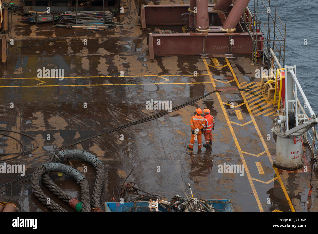 Zwei Saipem Mitarbeiter auf dem Deck des Saipem S7000 schweres Schiff. Credit: LEE RAMSDEN/ALAMY Stockfoto