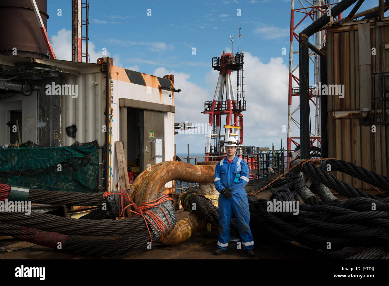 Öl und Gas Arbeiter stand neben einem enormen anheben Schäkel, in der Nordsee. Credit: LEE RAMSDEN/ALAMY Stockfoto