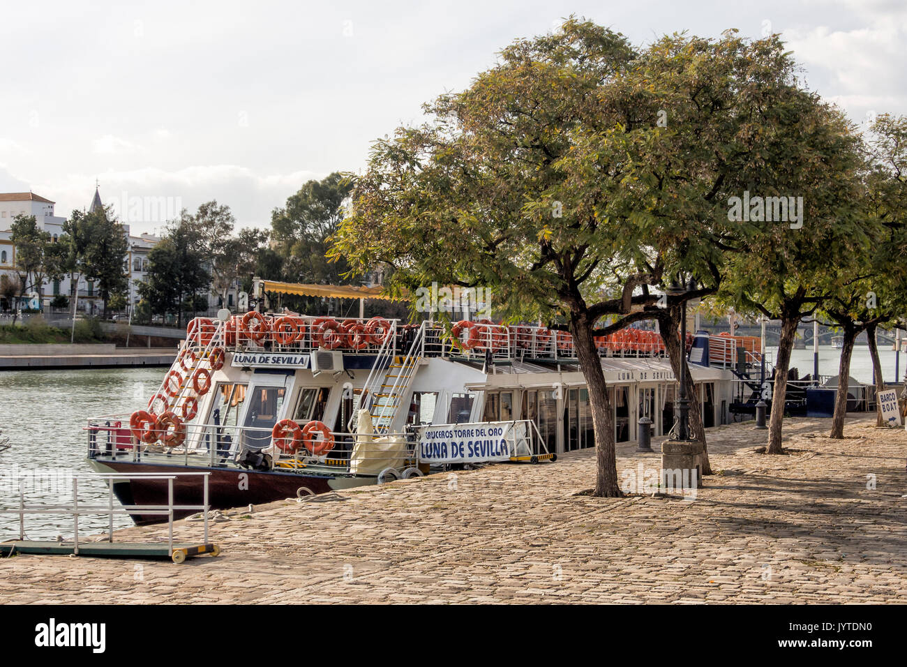 SEVILLA, SPANIEN - 14. MÄRZ 2016: Stadttour Boot bis zum Ufer auf dem Fluss Guadalquivir gebunden Stockfoto