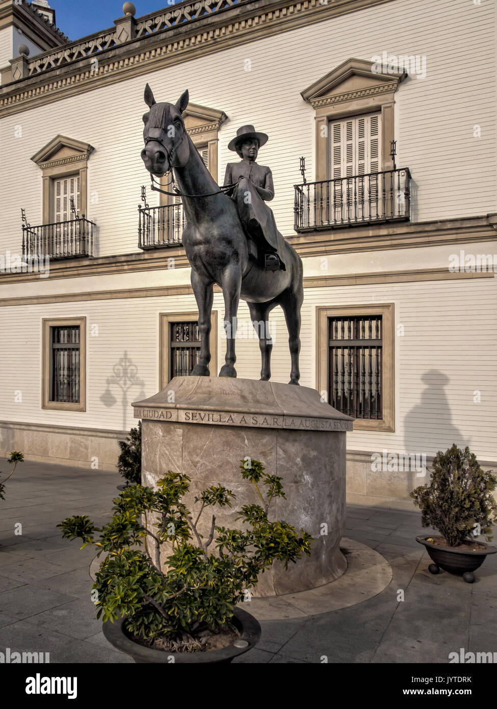 SEVILLA, SPANIEN - 14. MÄRZ 2016: Reiterstatue der Prinzessin Maria Mercedes von Bourbon vor der Stierkampfarena Stockfoto